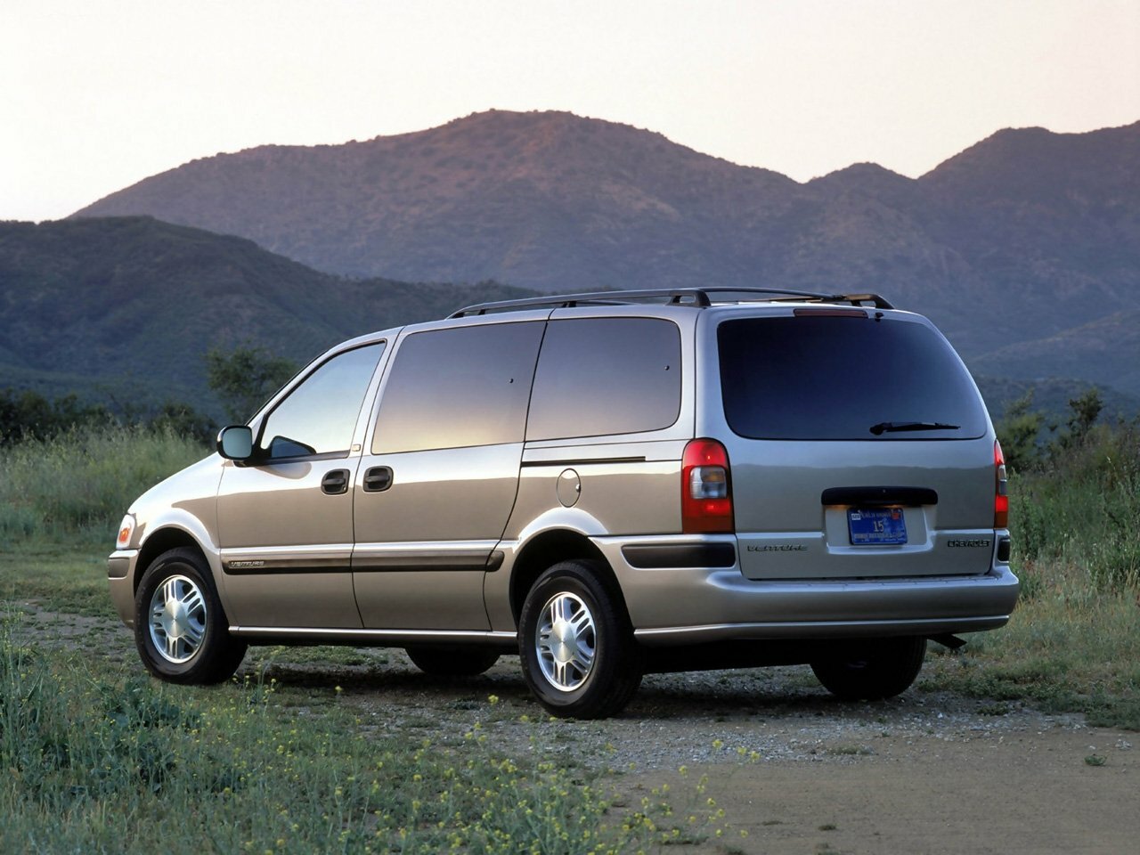 Chevrolet Venture, , 1996–2005, Compact MPV: Rear three-quarter view