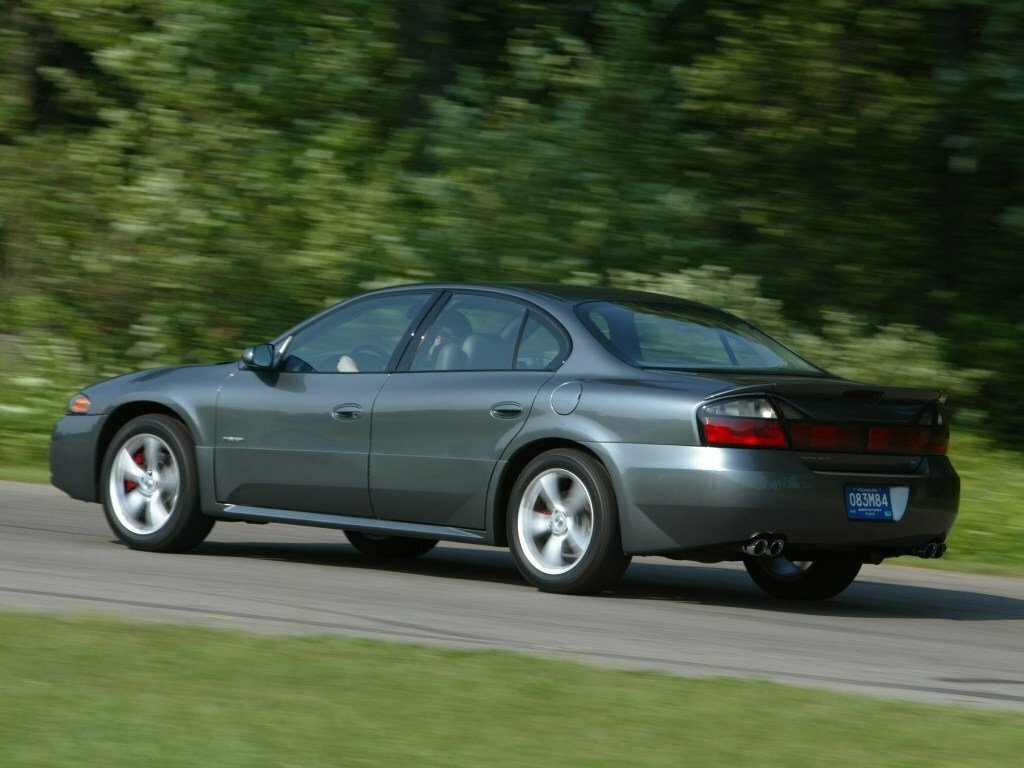 Pontiac Bonneville, X, 2000–2005, Седан: Вид сзади в три четверти