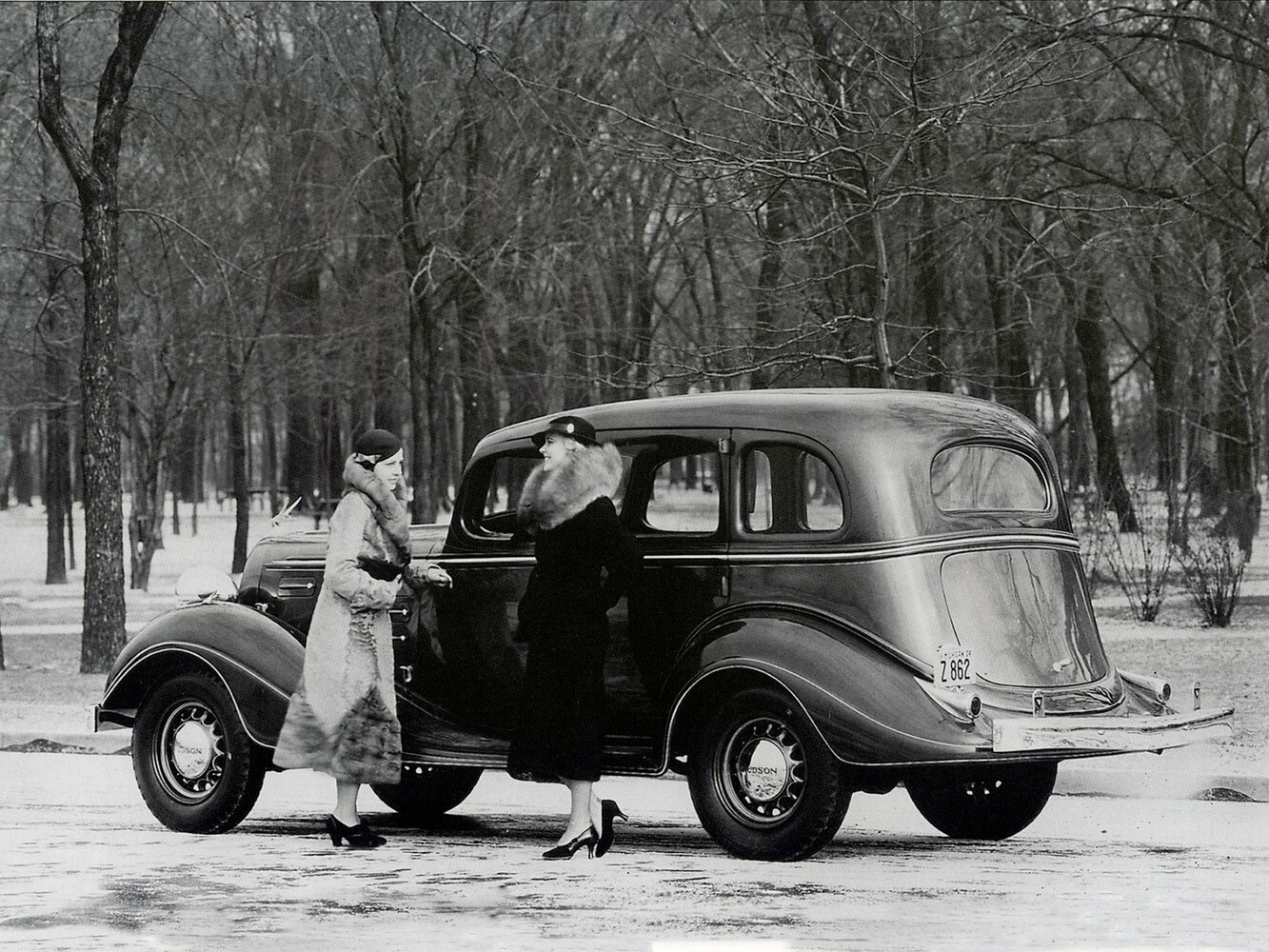 Hudson Deluxe Eight, , 1936–1937, Sedan: Rear three-quarter view