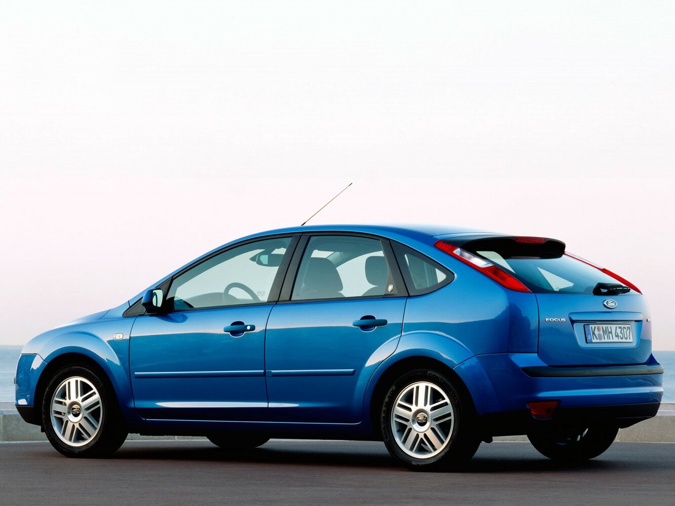 Ford Focus, II, 2004–2008, Хэтчбек 5 дв.: Вид сзади в три четверти