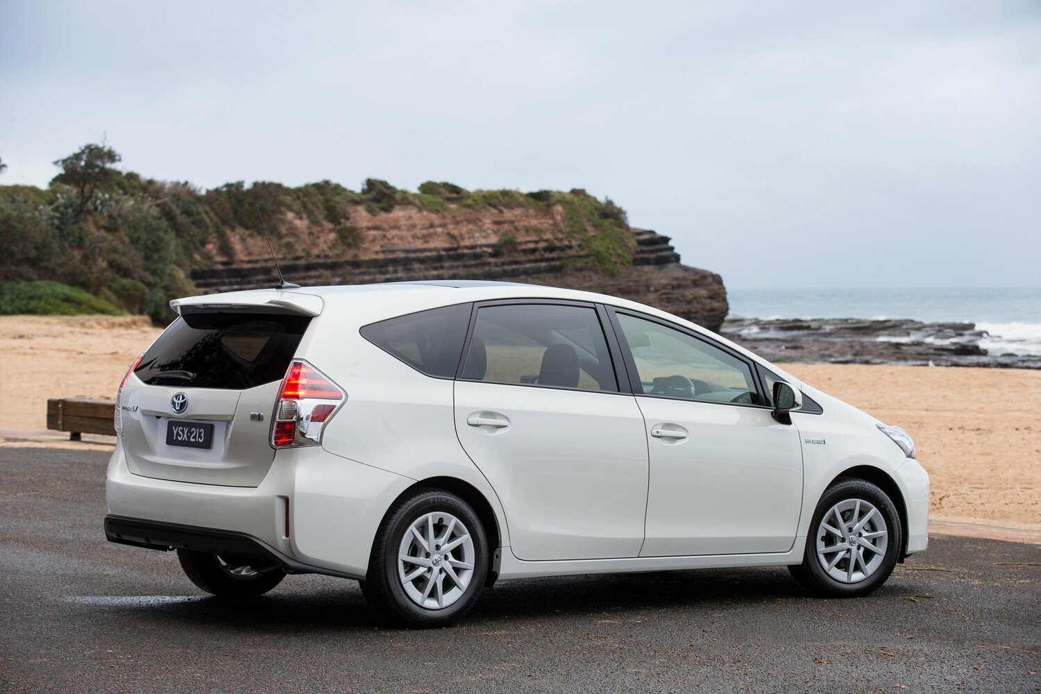 Toyota Prius Alpha, I (ZVW40/41) facelift, 2014–2021, Estate 5 door: Rear three-quarter view