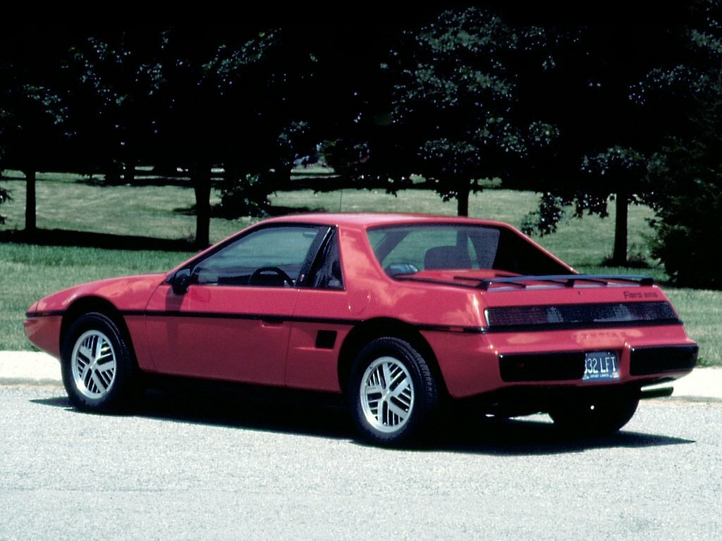 Pontiac Fiero, , 1984–1988, Хэтчбек 3 дв.: Вид сзади в три четверти