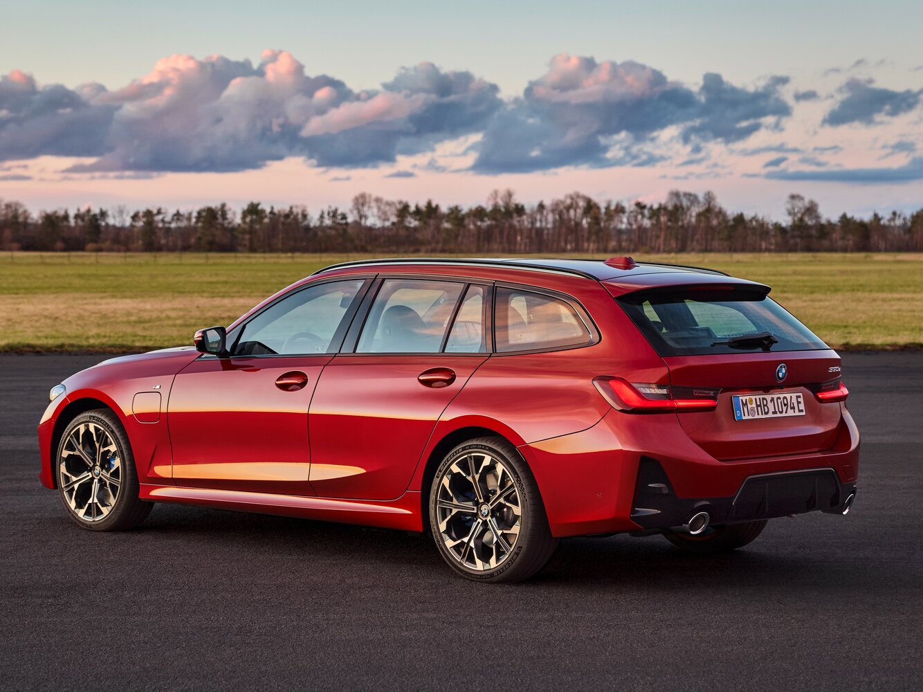 BMW 3 серии, VII (G2x) Рестайлинг 2, 2024–2026, Универсал 5 дв.: Вид сзади в три четверти
