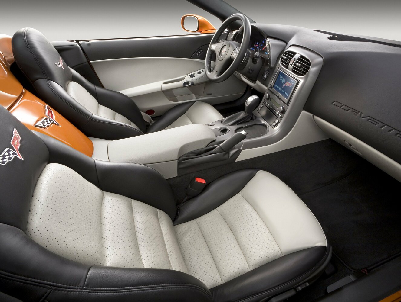 Chevrolet Corvette, C6, 2004–2014, Кабриолет: Передняя часть салона