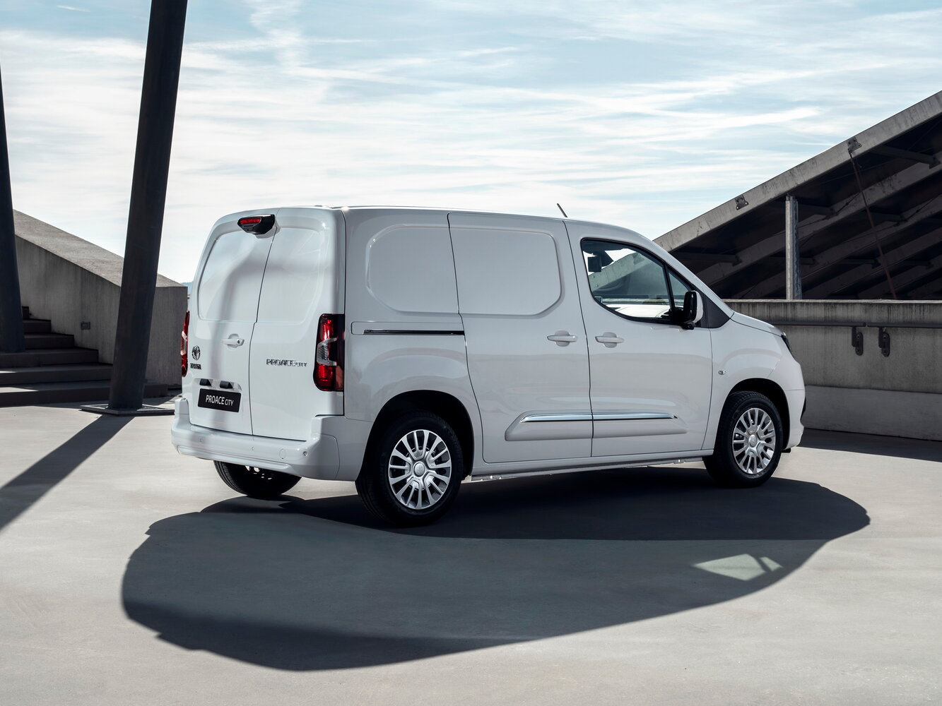Toyota ProAce City, I, 2019–2024, Van: Rear three-quarter view