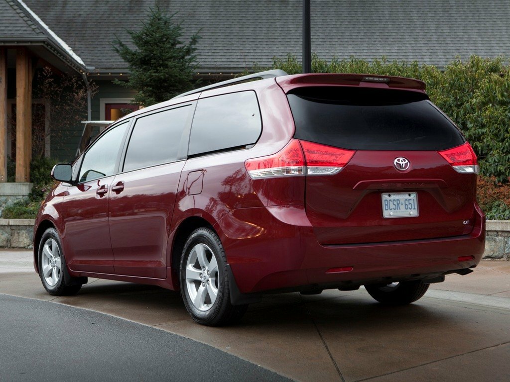 Toyota Sienna, III, 2010–2014, Minivan: Rear three-quarter view