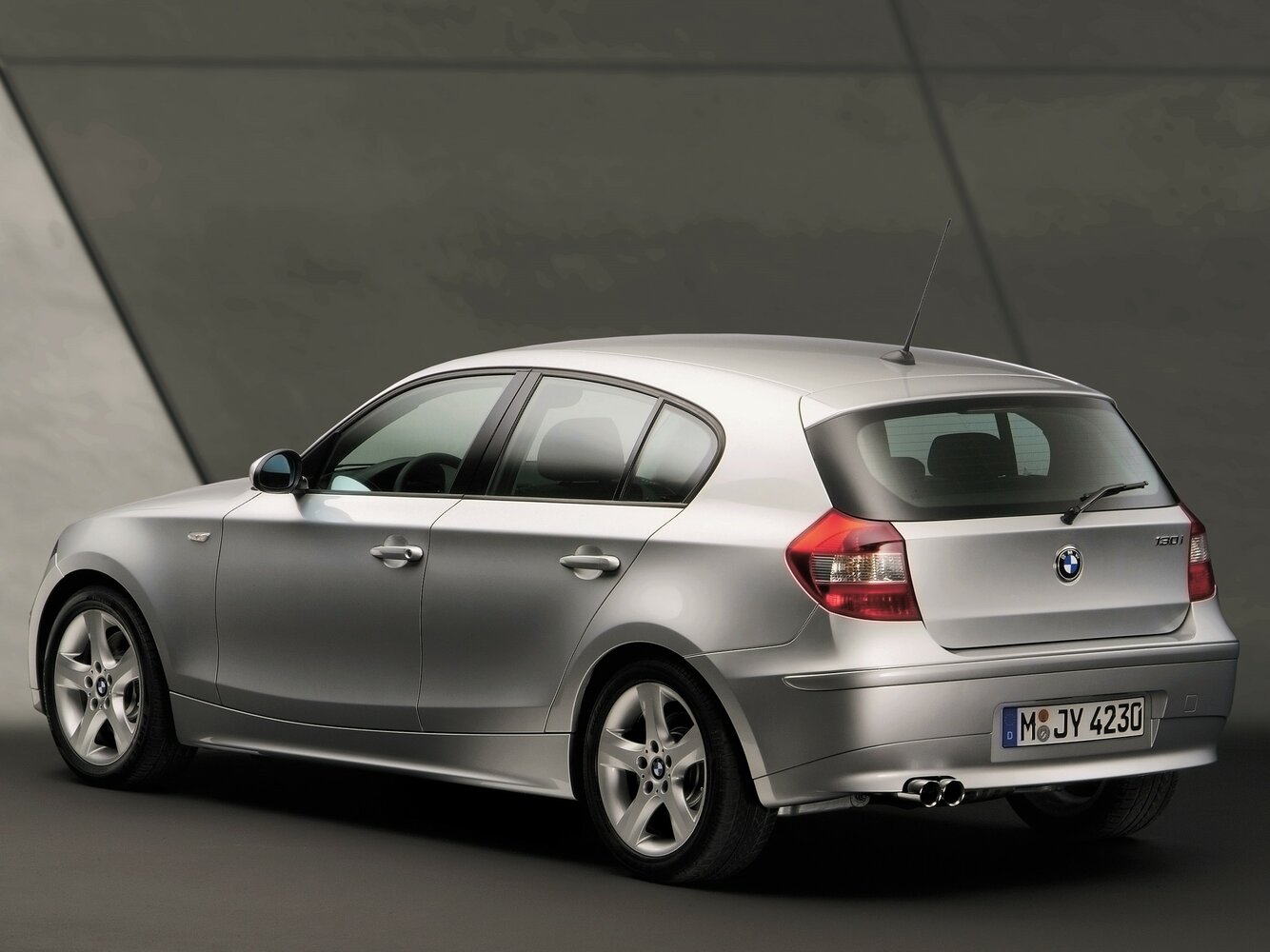 BMW 1 серии, I (E81/E82/E87/E88), 2004–2007, Hatchback 5 door: Rear three-quarter view