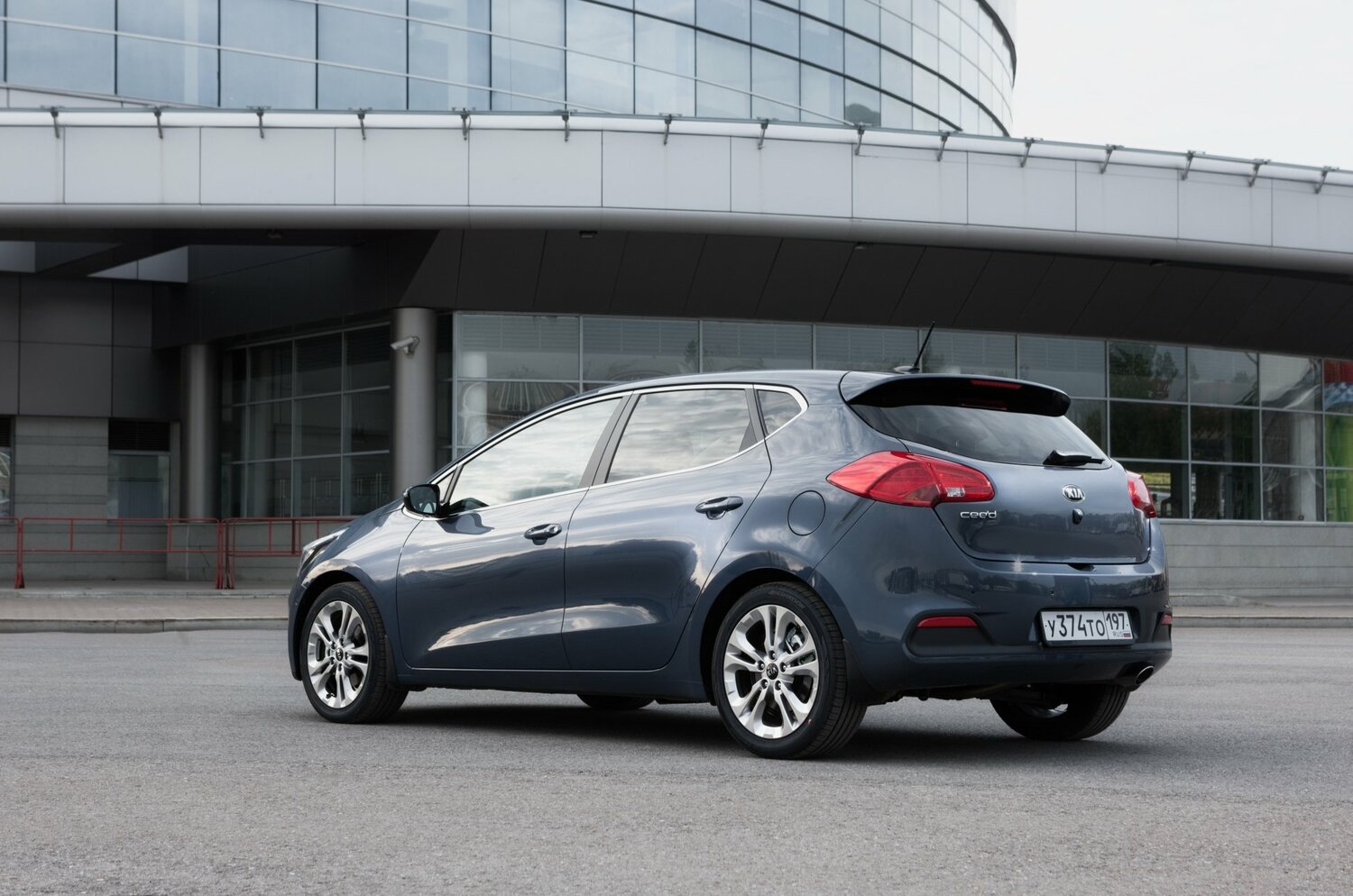 Kia Ceed, II, 2012–2015, Hatchback 5 door: Rear three-quarter view