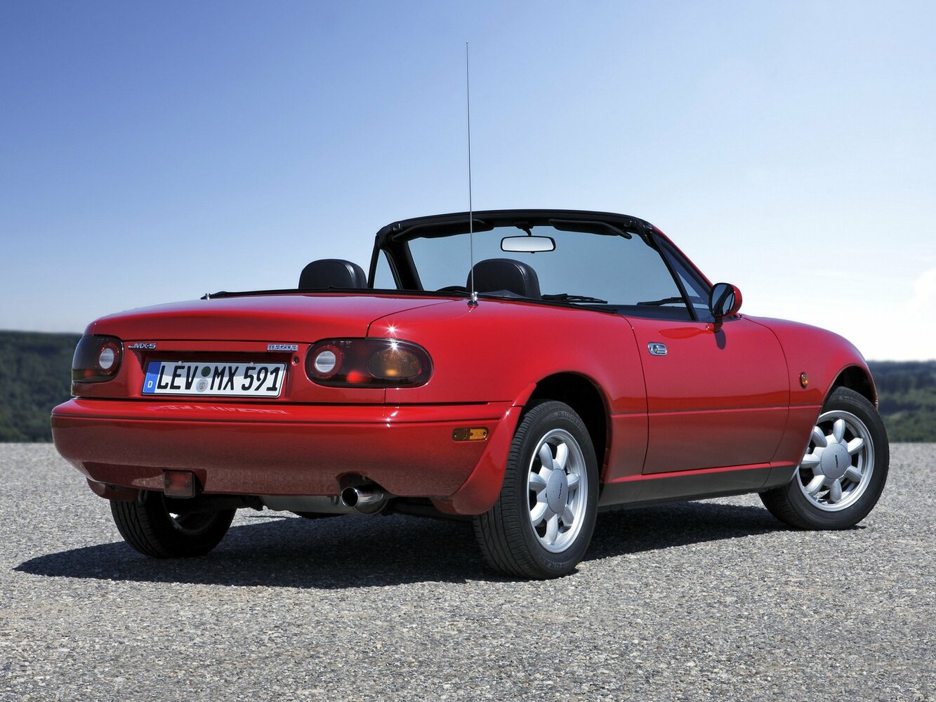 Mazda MX-5, I (NA), 1989–1998, Родстер: Вид сзади в три четверти