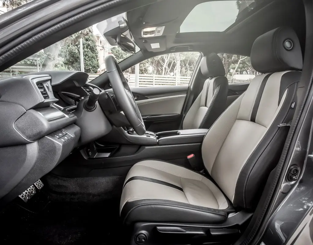 Honda Civic, 10 поколение, FK, Хэтчбек 5 дв., Европа, 12.2016 - 11.2019: фото поколения 25