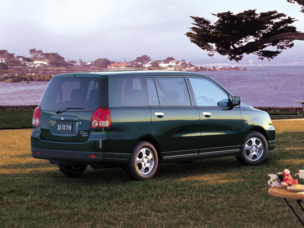 Mitsubishi Dion, I, 2000–2002, Compact MPV: Rear three-quarter view