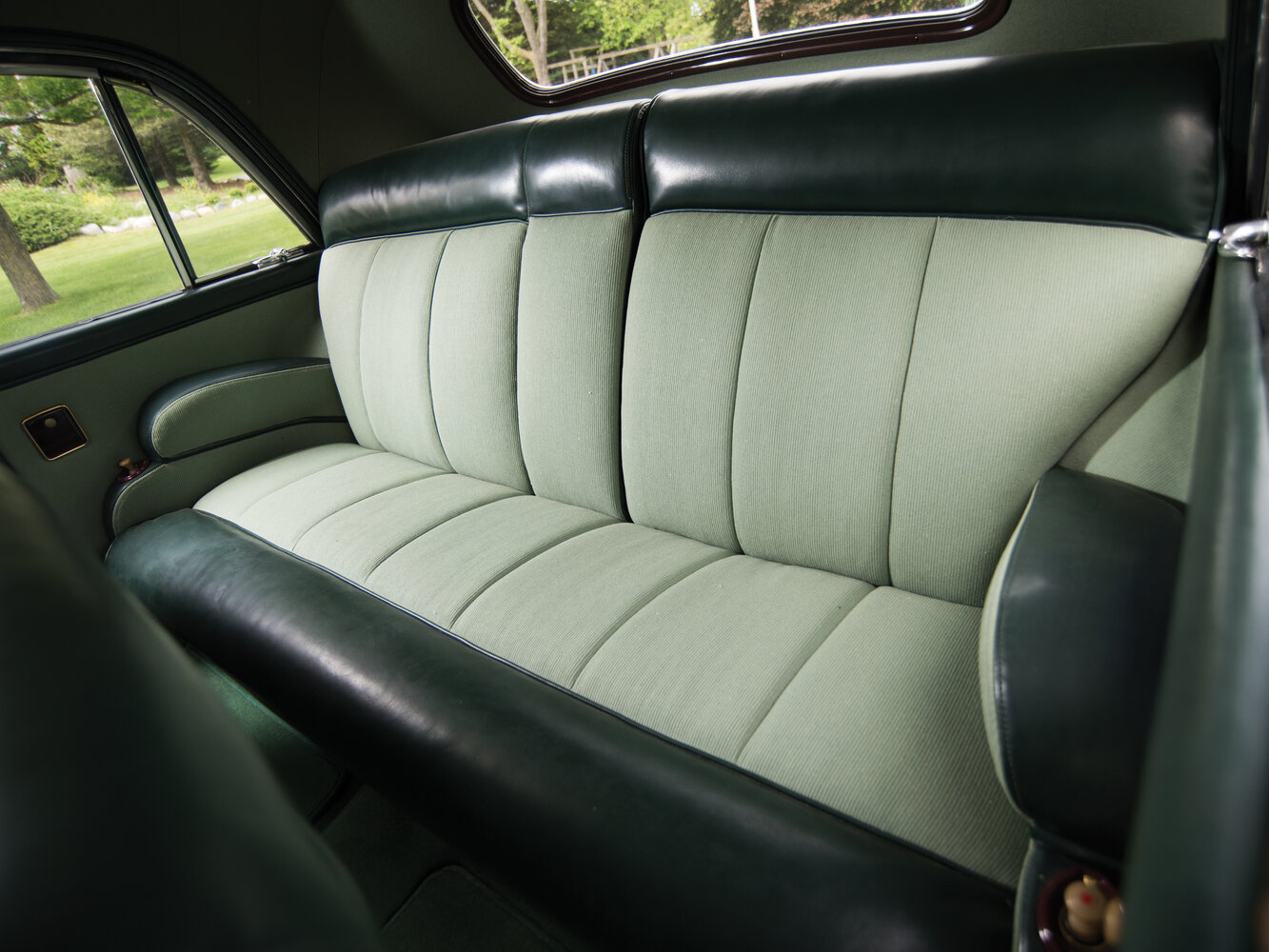Lincoln Continental, I, 1939–1940, Купе: Задняя часть салона