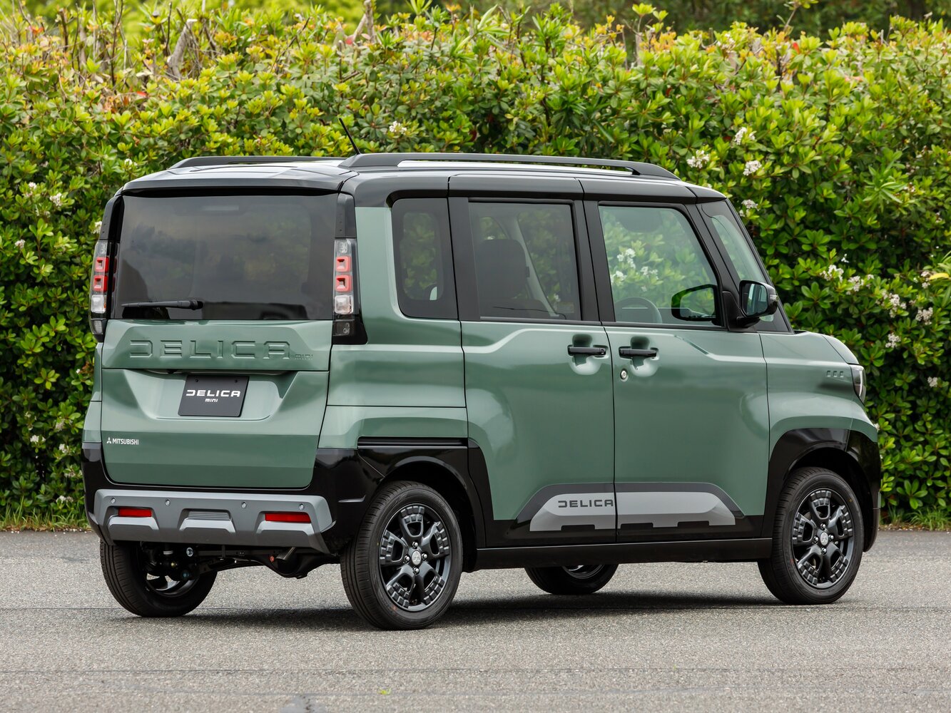 Mitsubishi Delica Mini, II, 2025–2026, Микровэн: Вид сзади в три четверти