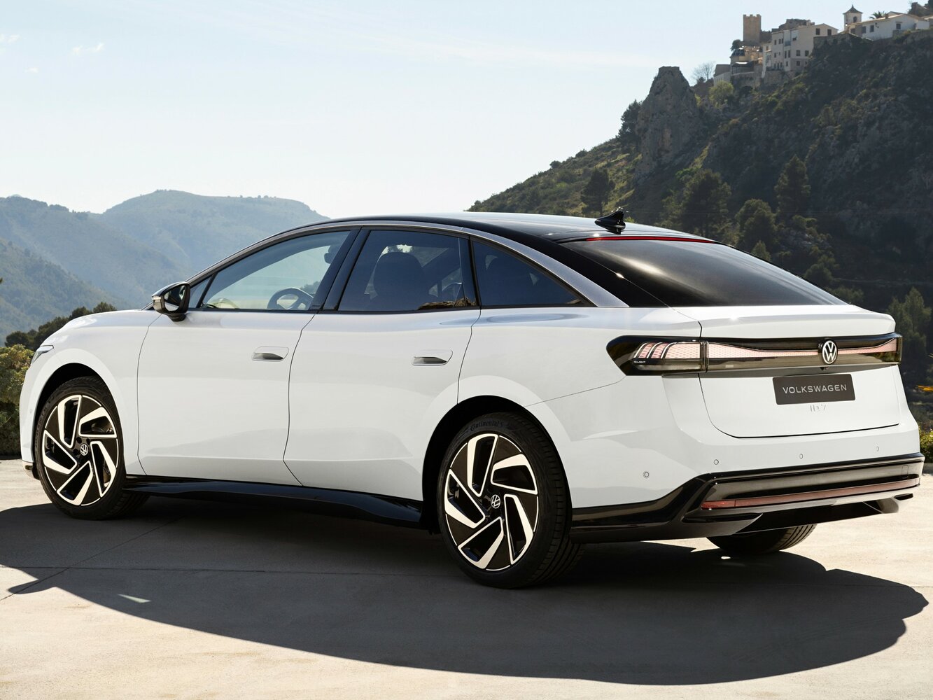 Volkswagen ID.7, , 2023–2026, Лифтбек: Вид сзади в три четверти