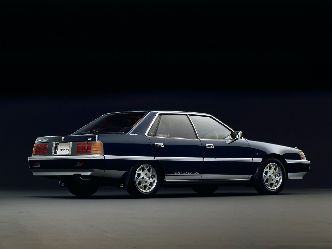 Mitsubishi Eterna, V, 1983–1989, Sedan: Rear three-quarter view