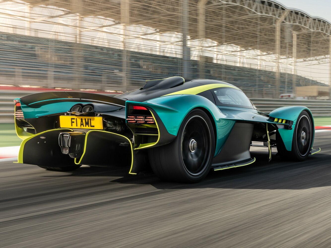 Aston Martin Valkyrie, , 2021–2024, Купе: Вид сзади в три четверти