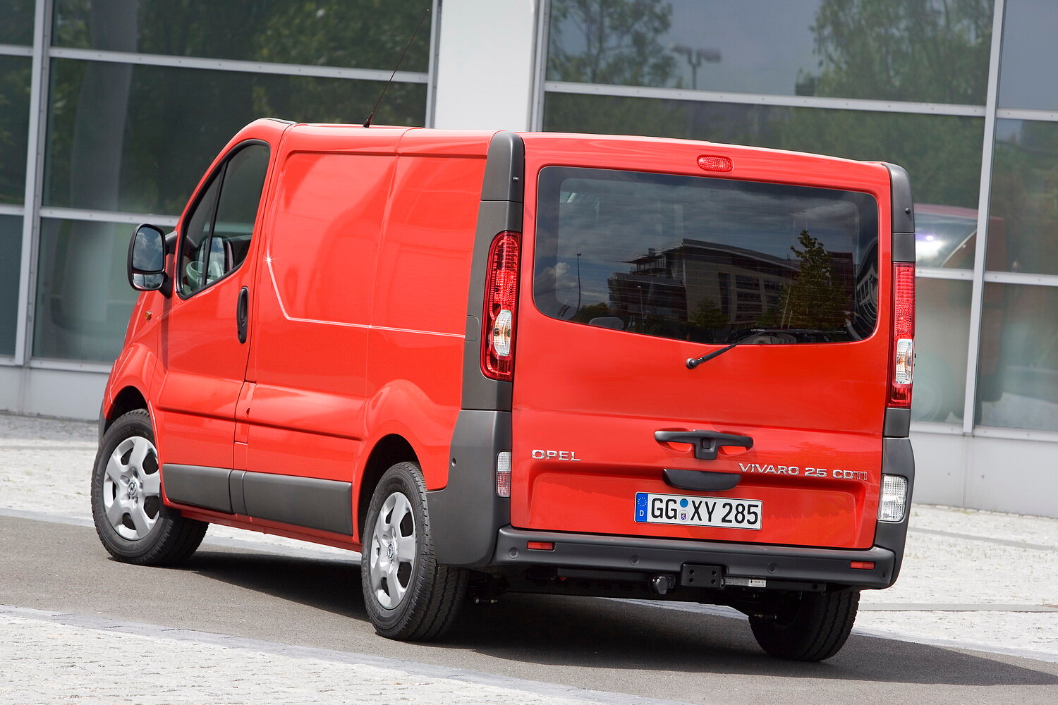 Opel Vivaro, A Рестайлинг, 2006–2014, Фургон: Вид сзади в три четверти