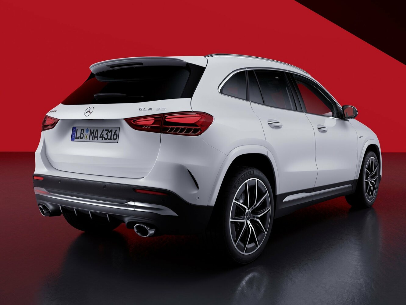 Mercedes-Benz GLA AMG, II (H247) Рестайлинг, 2023–2026, Внедорожник 5 дв.: Вид сзади в три четверти