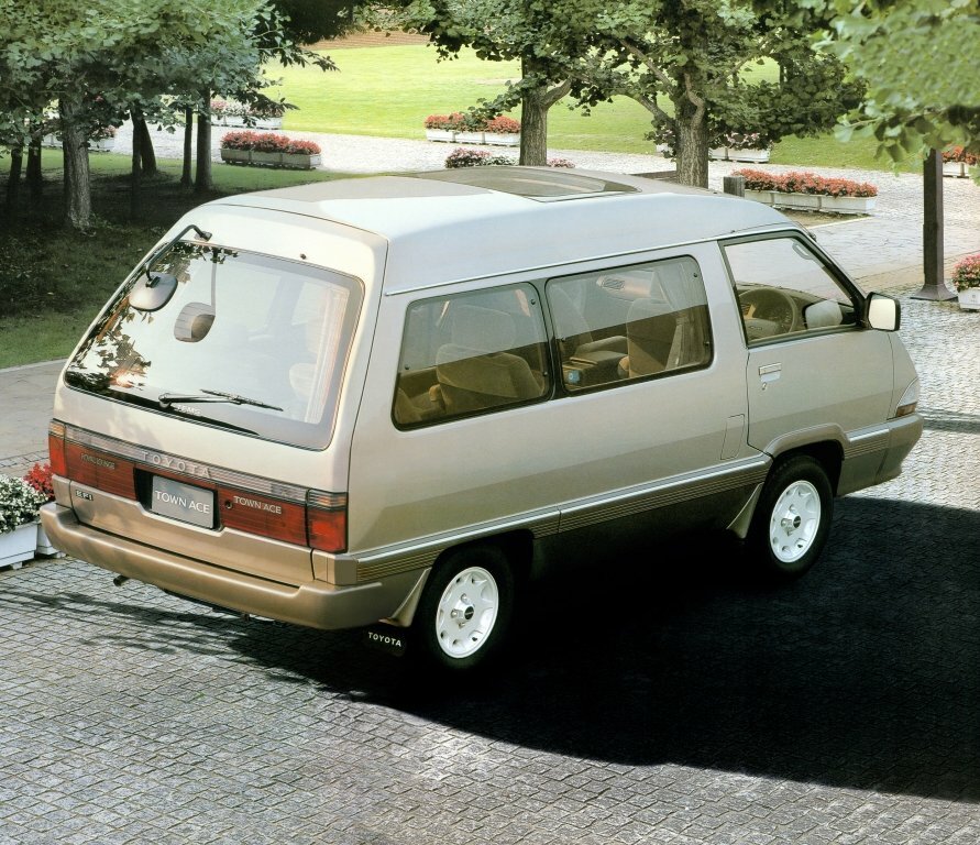 Toyota Town Ace, II facelift 2, 1988–1991, Compact MPV: Rear three-quarter view