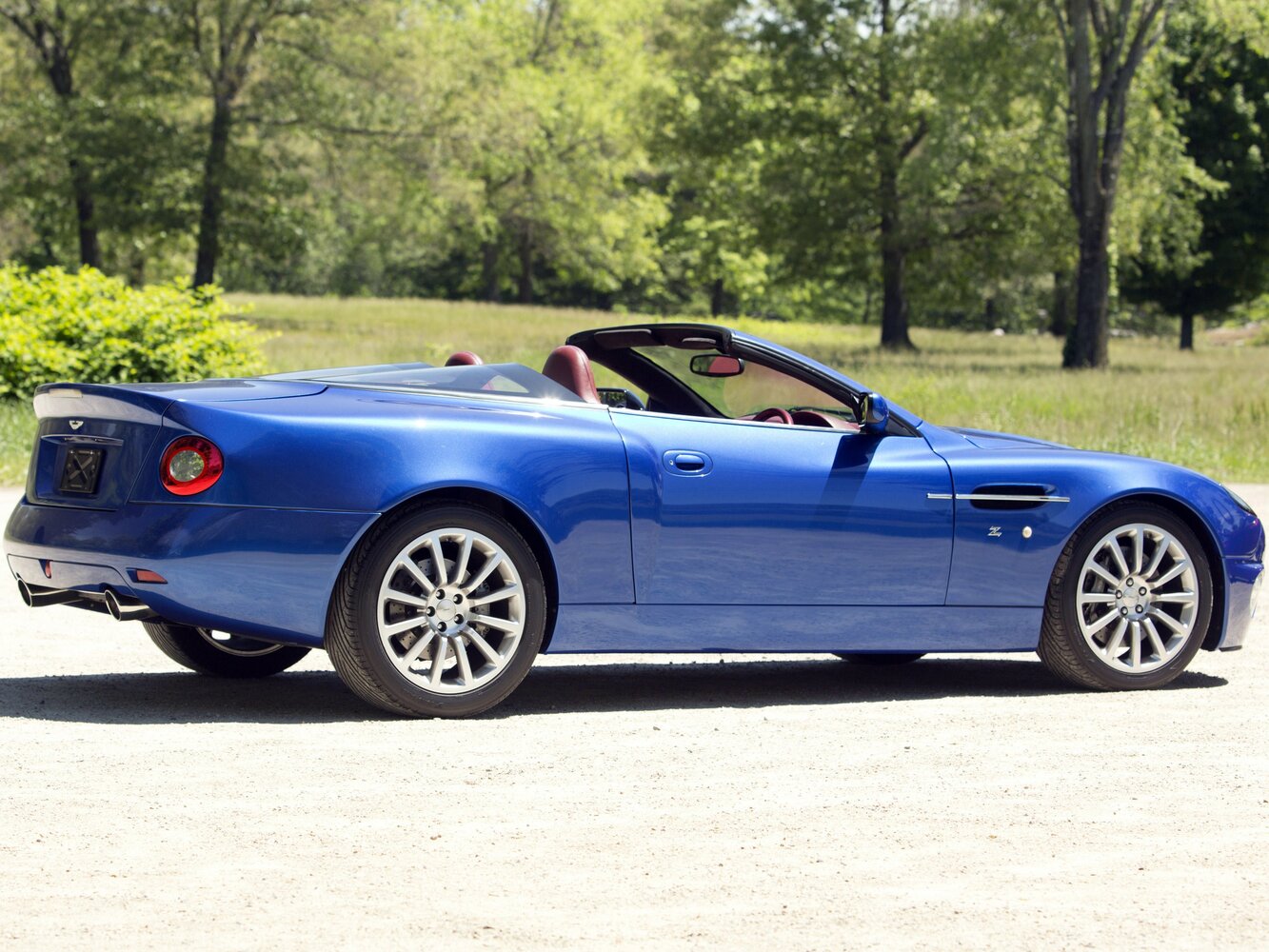 Aston Martin Vanquish Zagato, I, 2004–2004, Родстер: Вид сзади в три четверти