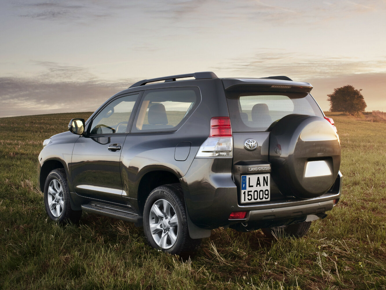 Toyota Land Cruiser Prado, 150 Series, 2009–2013, SUV 3 door: Rear three-quarter view