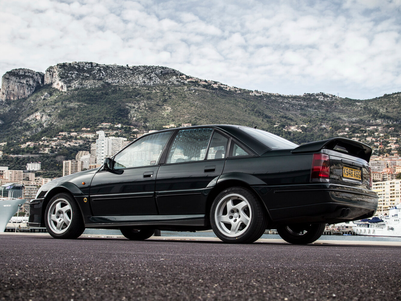 Vauxhall Lotus Carlton, , 1990–1992, Седан: Вид сзади в три четверти