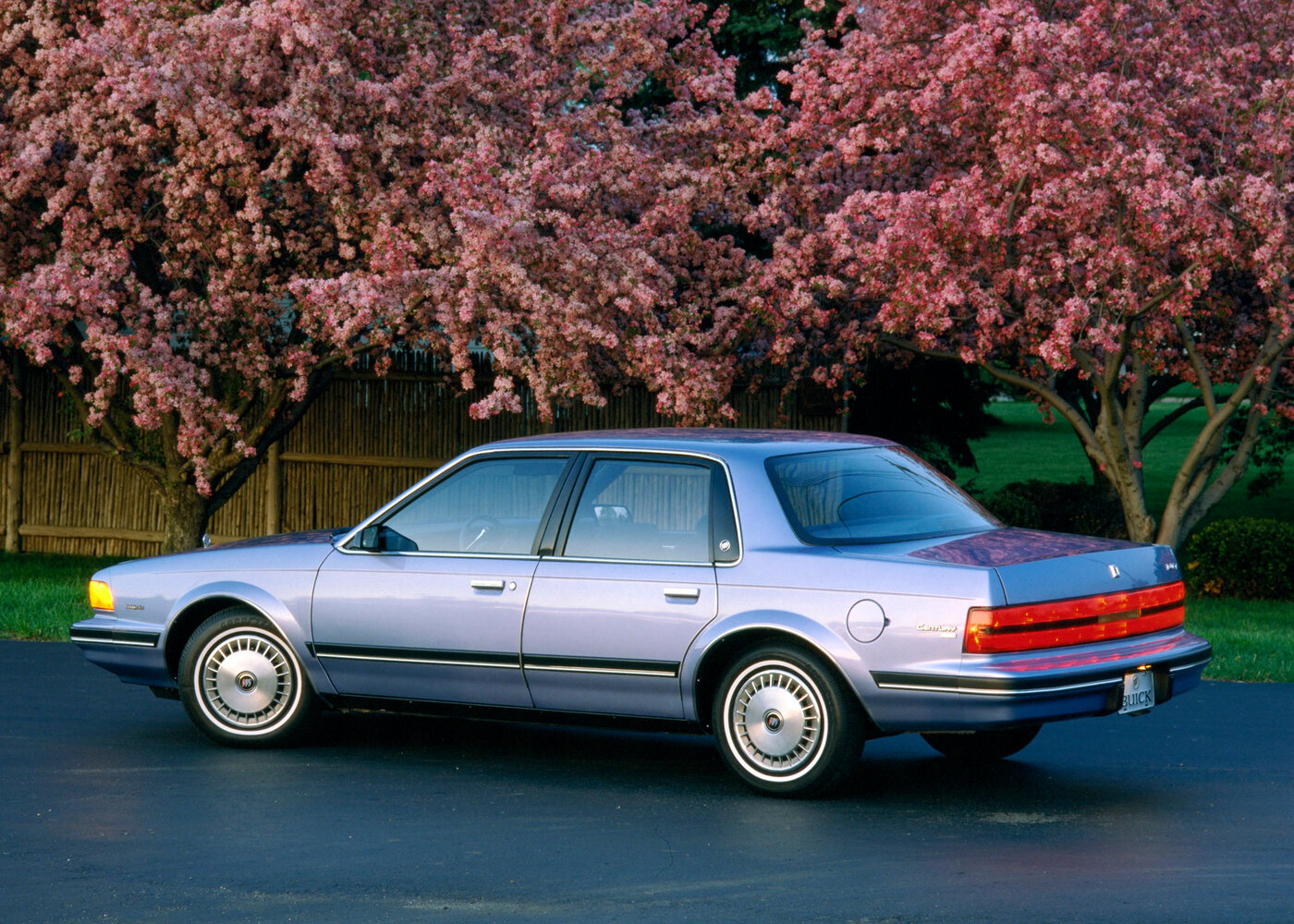 Buick Regal, Japan, 1982–1996, Седан: Вид сзади в три четверти