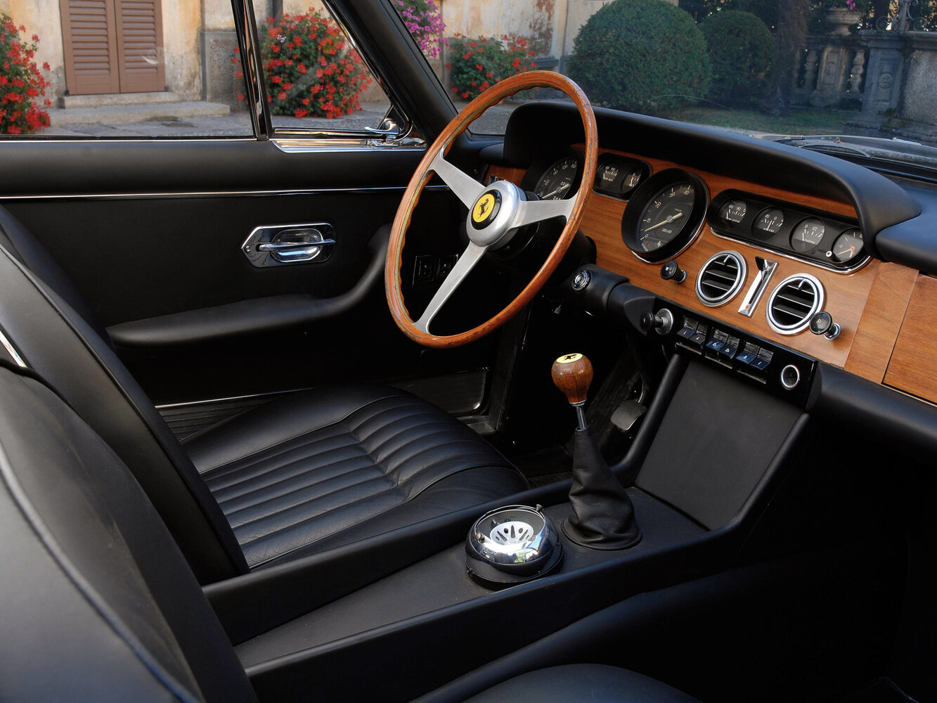 Ferrari 330 GT 2+2, Series II, 1965–1967, Купе: Передняя часть салона