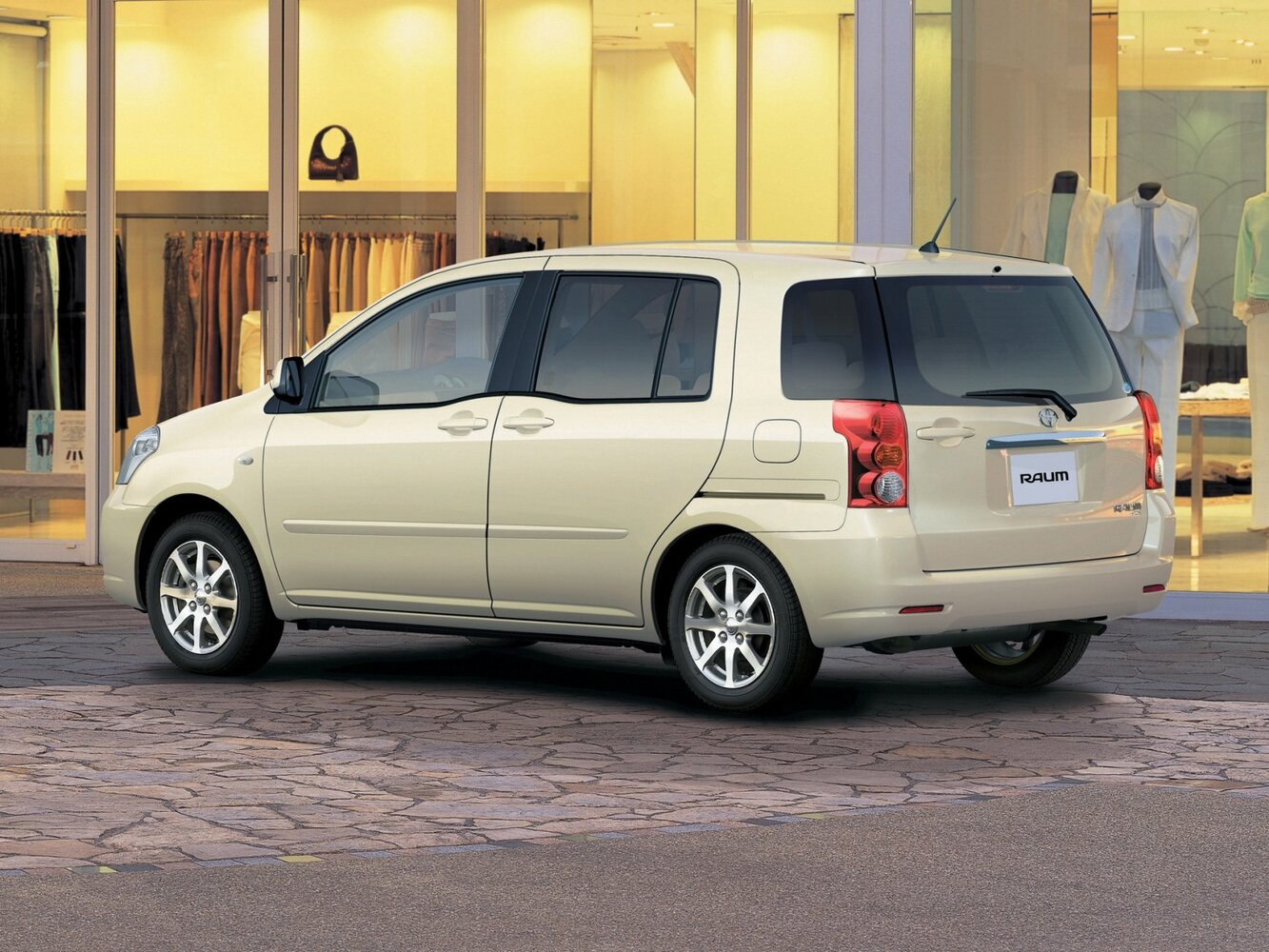 Toyota Raum, II, 2003–2011, Compact MPV: Rear three-quarter view