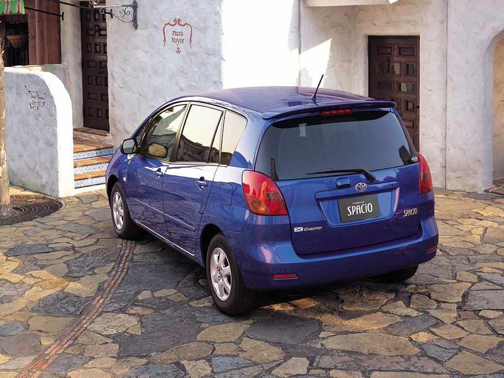 Toyota Corolla Spacio, II, 2001–2007, Compact MPV: Rear three-quarter view