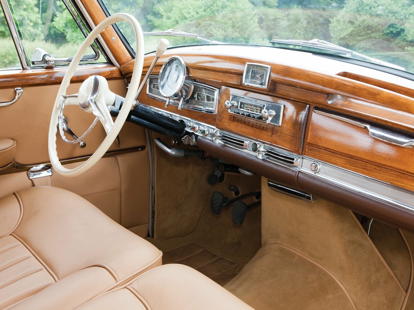 Mercedes-Benz W189, , 1957–1962, Седан: Передняя часть салона