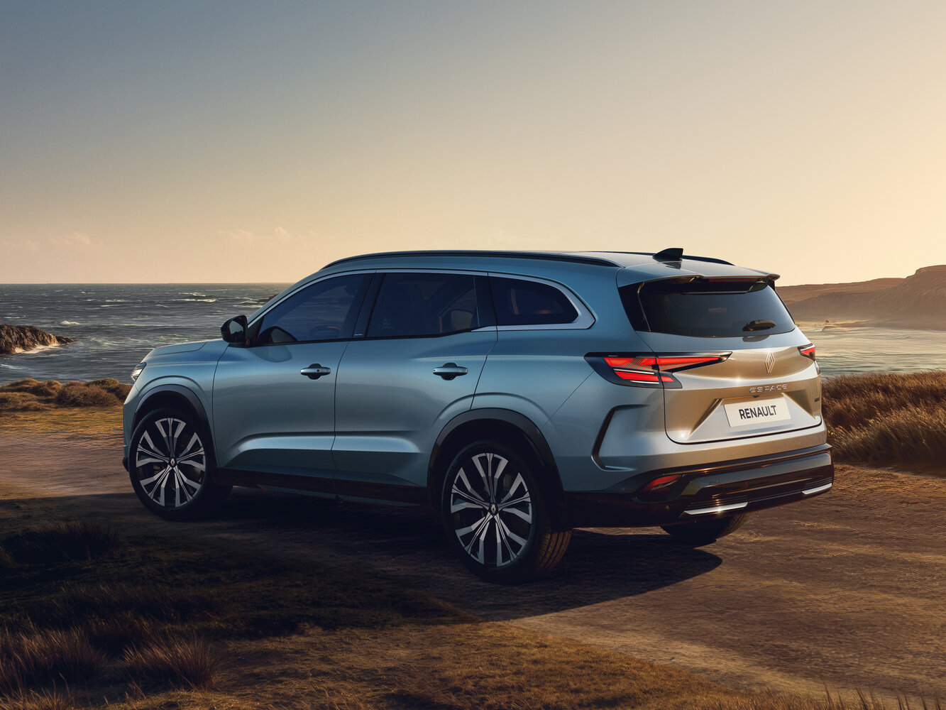 Renault Espace, VI facelift, 2025–2026, SUV 5 door: Rear three-quarter view