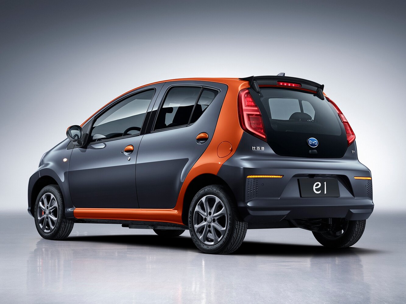 BYD E1, , 2019–2021, Хэтчбек 5 дв.: Вид сзади в три четверти