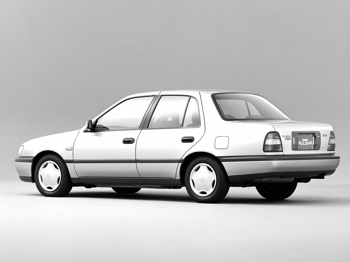 Nissan Pulsar, IV (N14), 1990–1995, Sedan: Rear three-quarter view