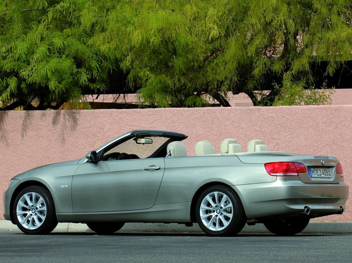 BMW 3 серии, V (E90/E91/E92/E93), 2004–2010, Кабриолет: Вид сзади в три четверти
