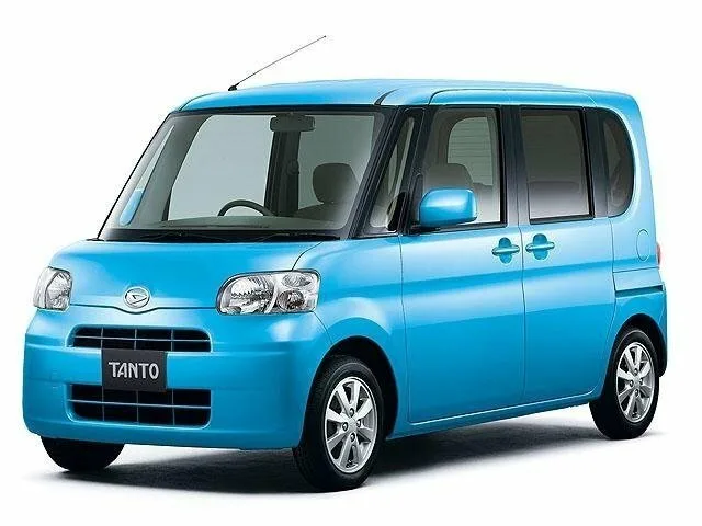 Daihatsu Tanto второго поколения, голубой кузов, направляющая сдвижной задней двери на левом борту