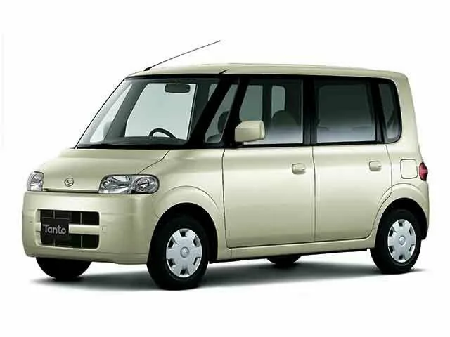 Daihatsu Tanto первого поколения, бежевый кузов, распашные задние двери, табличка Tanto на бампере, студийный кадр