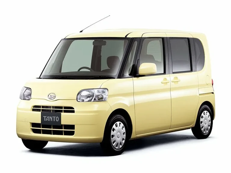 Daihatsu Tanto третьего поколения, жёлтый кузов, гладкая передняя часть с большими фарами, табличка TANTO на бампере, студийный кадр