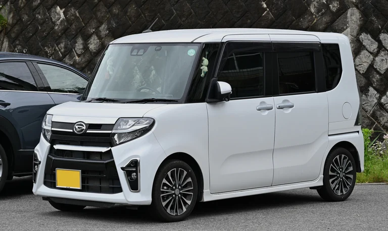 Daihatsu Tanto Custom RS четвёртого поколения, белый кузов, тёмная решётка во всю ширину с горизонтальными планками, японский жёлтый номер кей-класса
