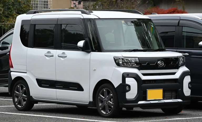 Daihatsu Tanto FunCross Turbo, белый кузов с чёрными накладками на бамперах и арках, рейлинги на крыше, японский жёлтый номер