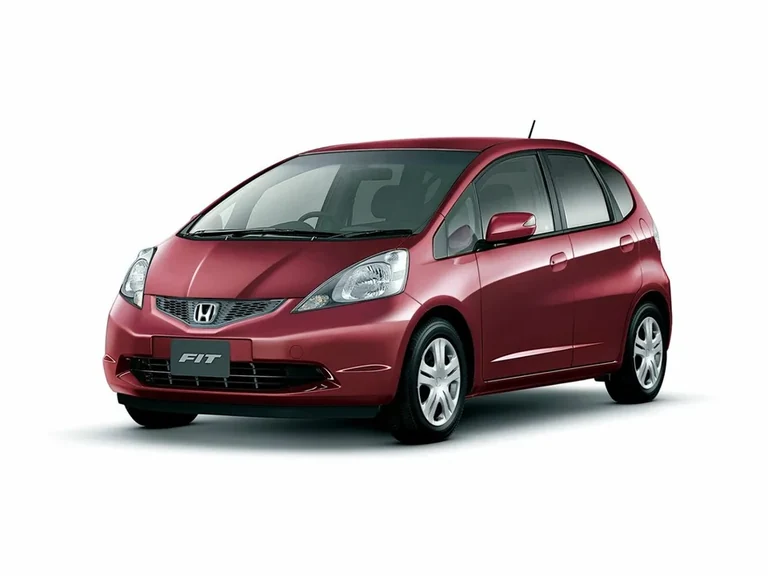 Honda Fit второго поколения GE 2007–2010 годов, красный хэтчбек, вид спереди-сбоку