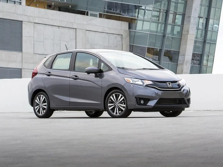Honda Fit третьего поколения GK 2013–2017 годов, серый хэтчбек, вид спереди-сбоку