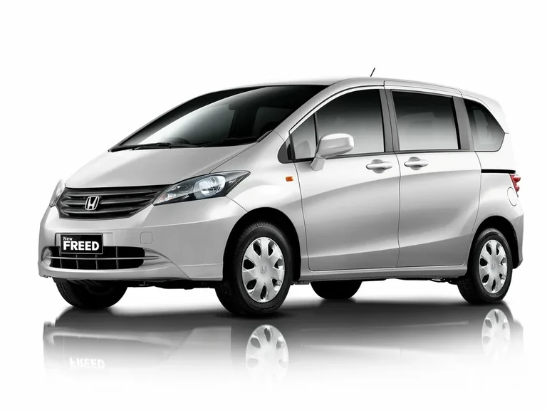 Honda Freed первого поколения, серебристый компактвэн, вид спереди-сбоку