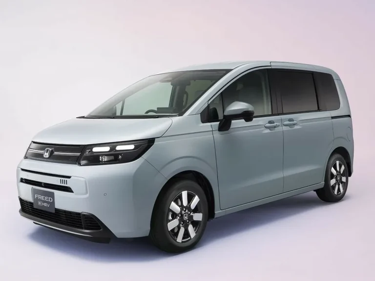 Honda Freed третьего поколения в версии Air, серо-голубой компактвэн, вид спереди-сбоку