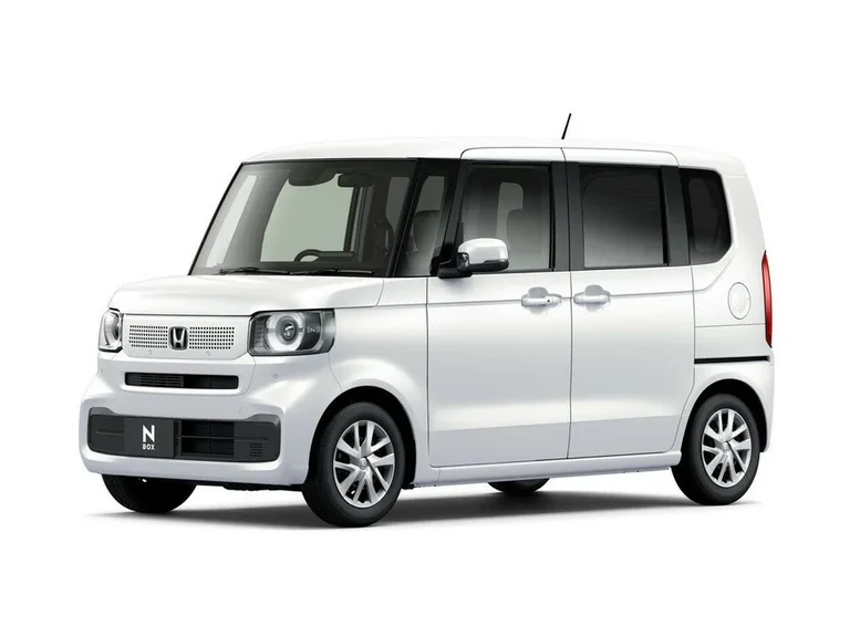 Honda N-BOX третьего поколения, белый кузов, студийный кадр, сетчатая решётка и табличка N BOX