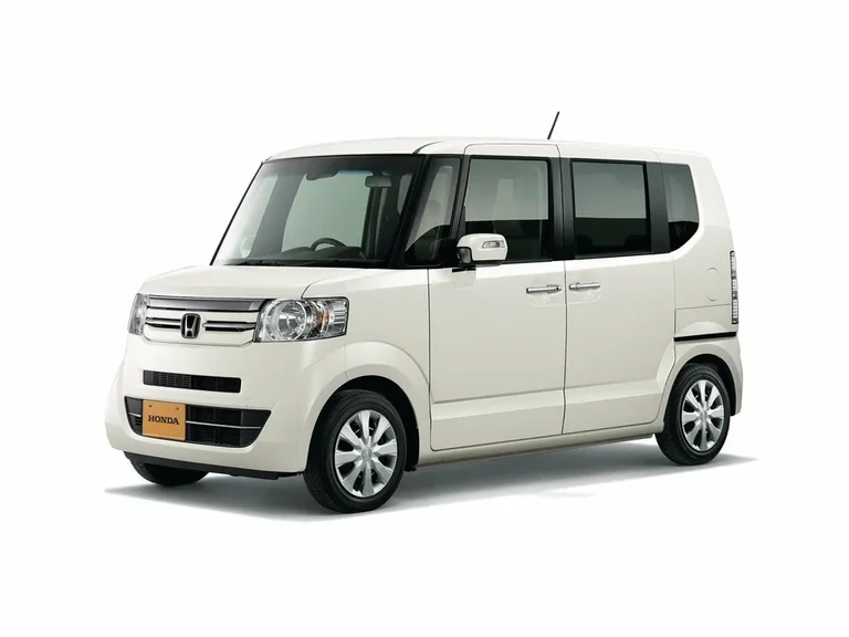 Honda N-BOX первого поколения после обновления 2015 года, белый кузов, студийный кадр на белом фоне