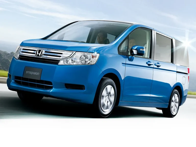 Honda Stepwgn четвёртого поколения, синий минивэн, вид спереди-сбоку
