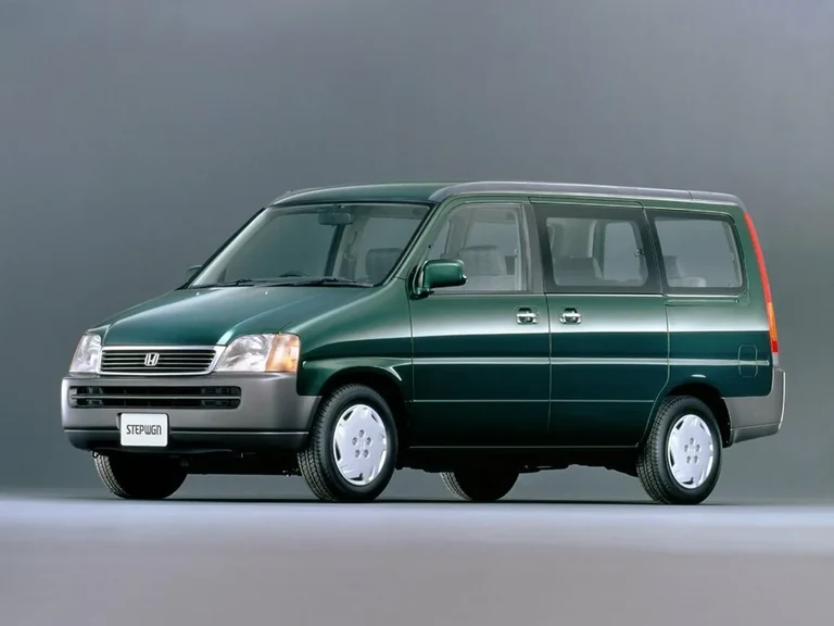 Honda Stepwgn первого поколения, тёмно-зелёный минивэн, вид спереди-сбоку