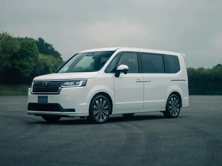 Honda Stepwgn шестого поколения в оформлении SPADA, белый минивэн, вид спереди-сбоку