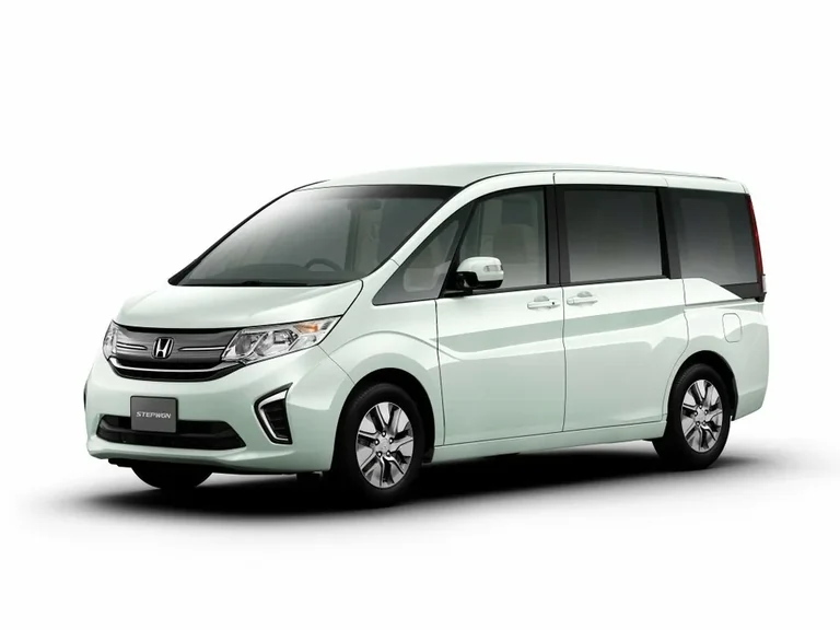 Honda Stepwgn пятого поколения, светло-зелёный минивэн, вид спереди-сбоку